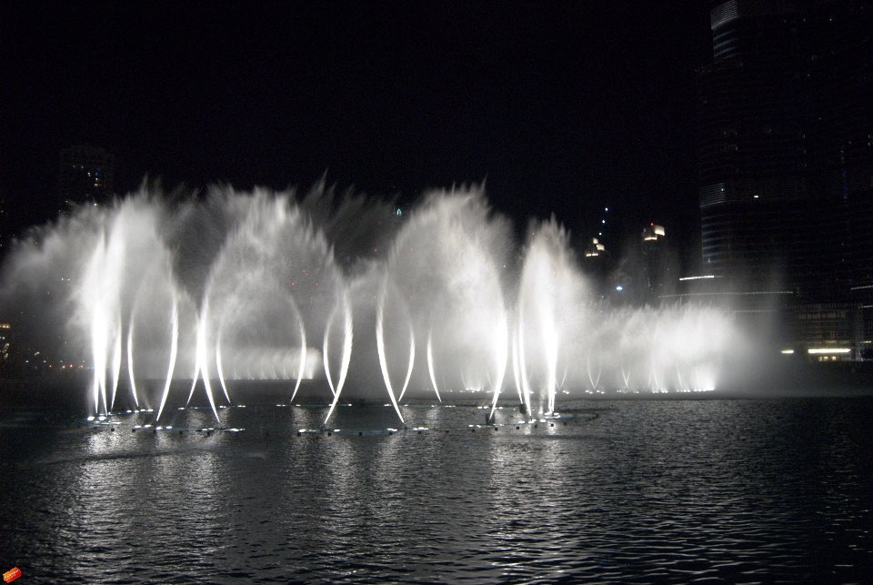 Agua luz arquitectura noche