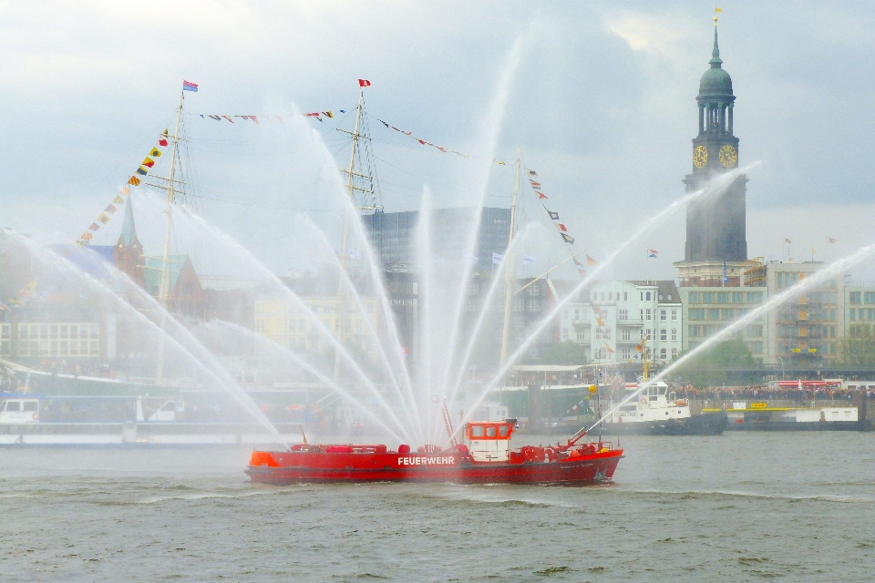 Bateau véhicule feu port