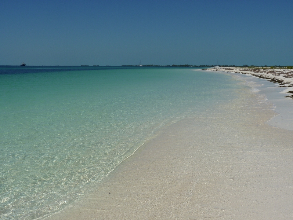 Pantai laut pesisir pasir