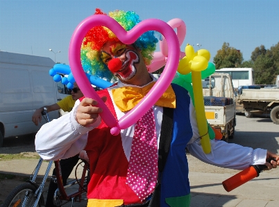 Foto Pria balon jantung karnaval