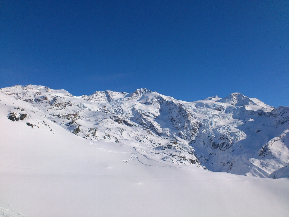 Paisaje montaña nieve invierno