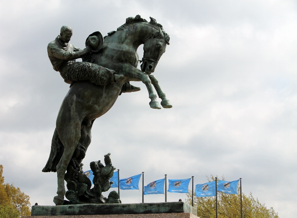 Budynek pomnik jeździec statua