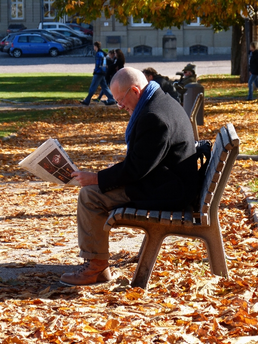 Homme lire personne journal