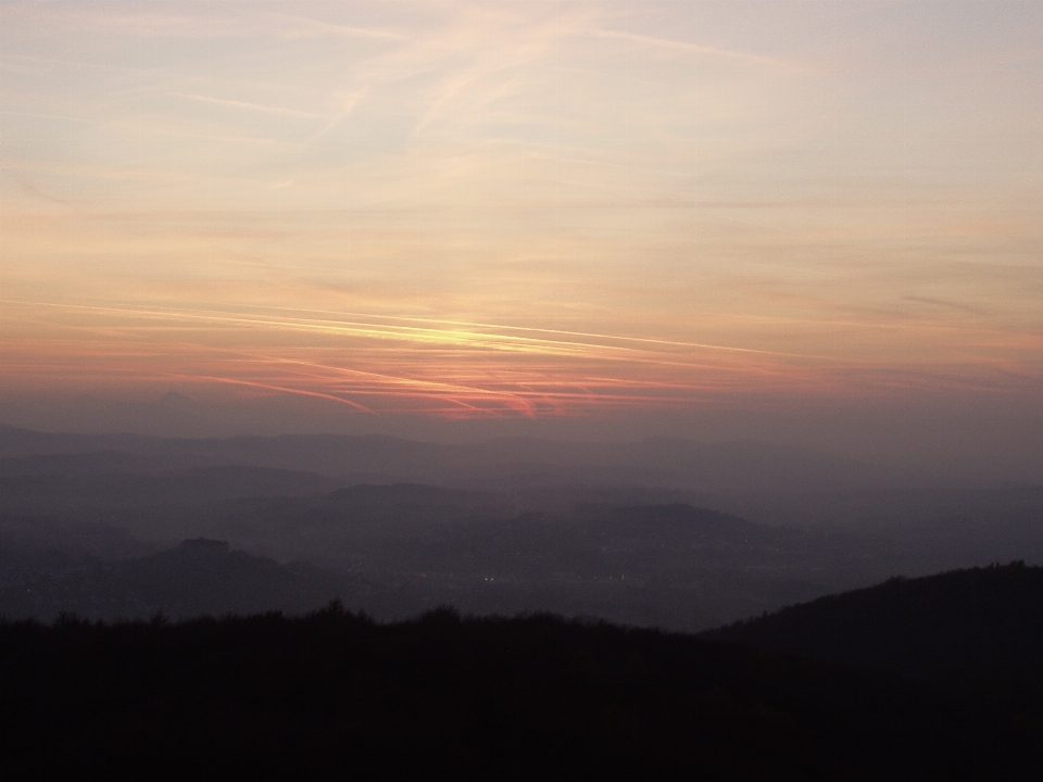 Horizonte montanha nuvem céu