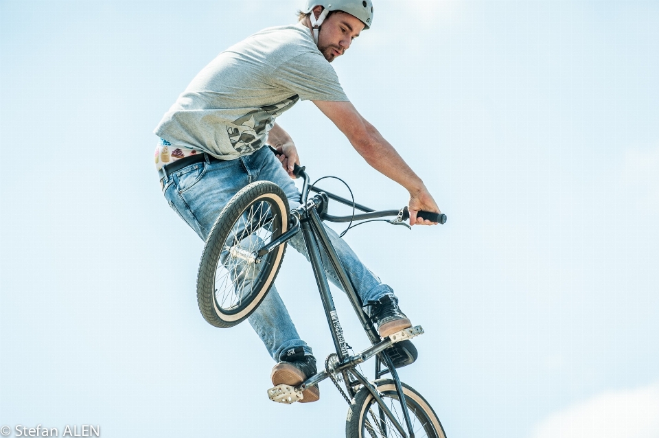 Homme personne vélo saut