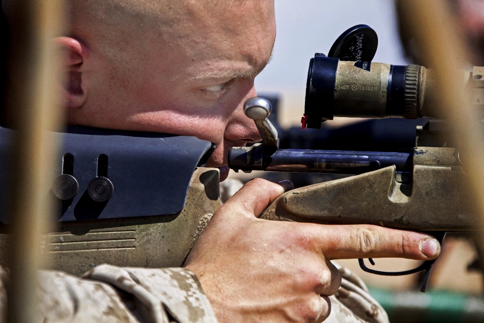 Homme militaire macro arme