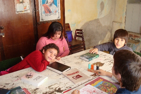 Person menschen spielen lektüre Foto