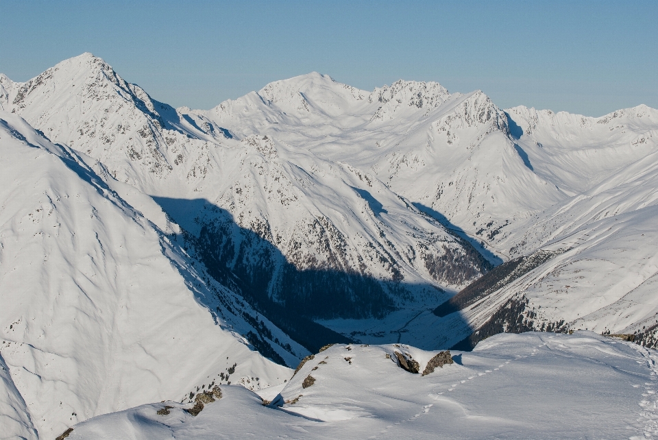 Paesaggio natura montagna nevicare