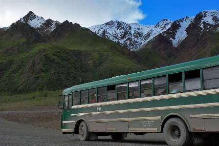 Foto Gunung jalan mobil mengangkut