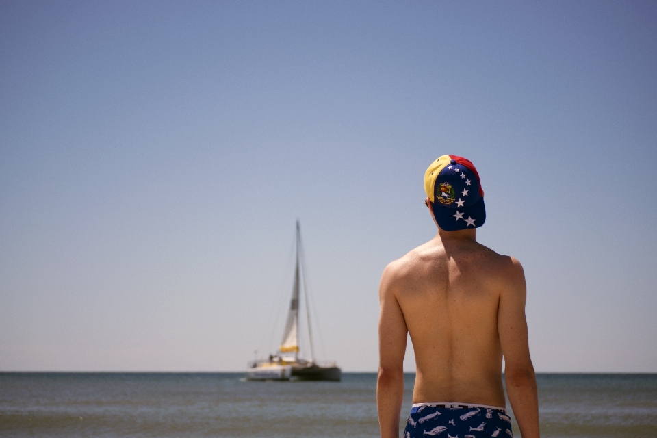 Uomo spiaggia mare persona