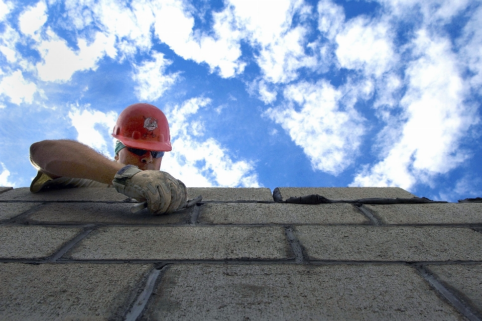 Uomo lavorando cielo tetto