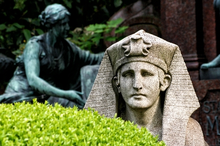 Foto Monumen patung kuburan seni