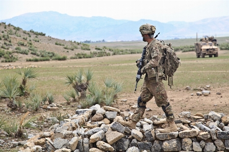 Foto Homem militares esperando soldado