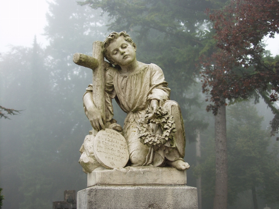 Nebel stein monument statue