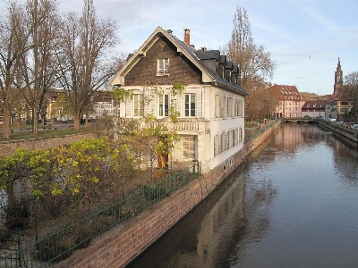 Foto Arsitektur rumah istana
 sungai