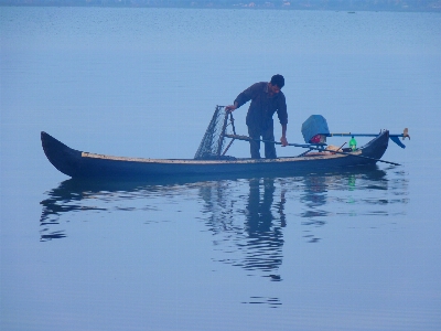 Foto Pria laut kapal kano