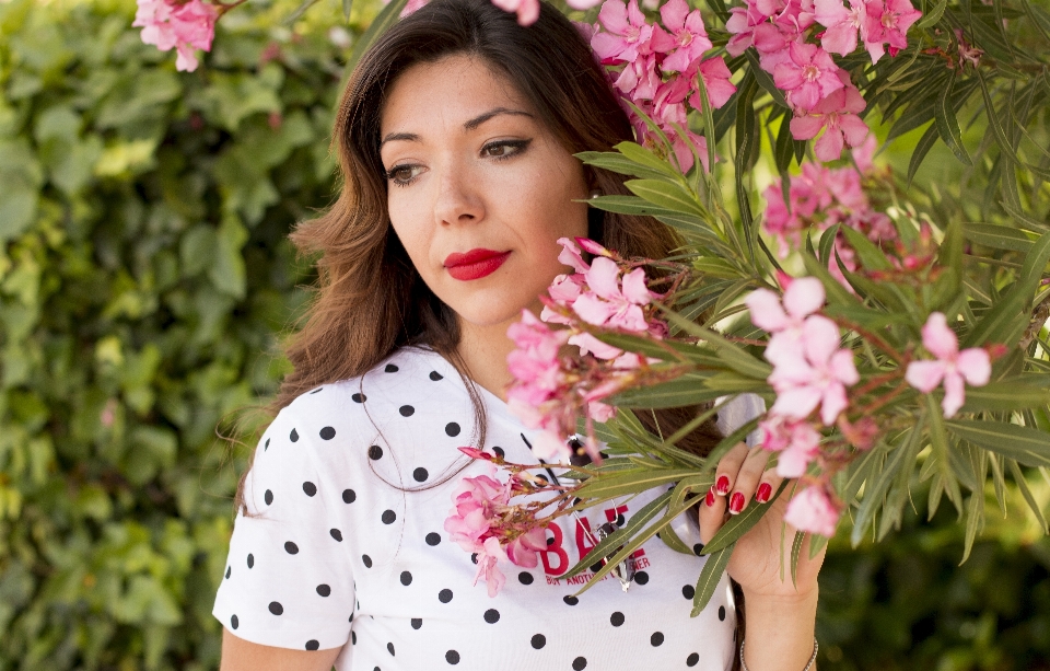 Natura pianta ragazza donna