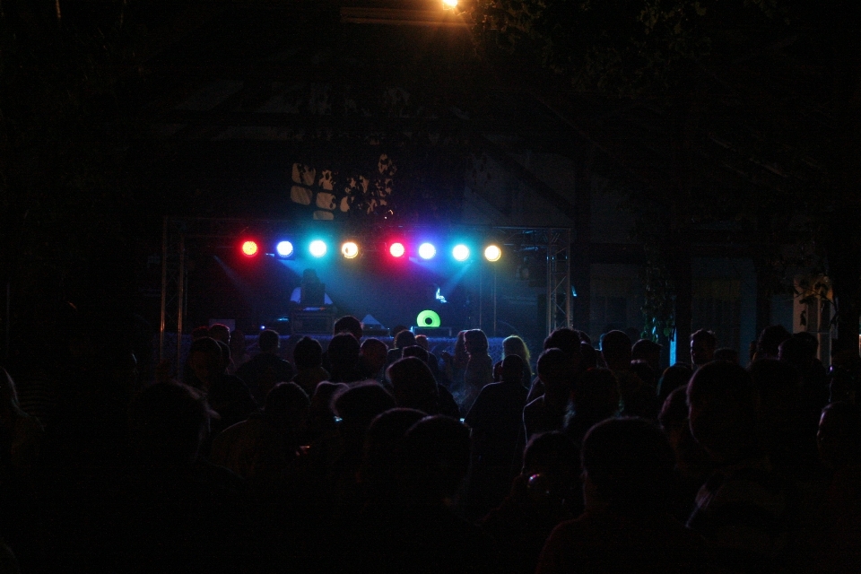 Musik lampu kerumunan konser