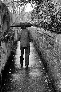 Foto Homem caminho inverno preto e branco
