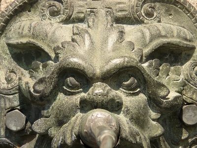 Foto Monumen patung logam gargoyle