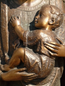 Foto Anak laki-laki monumen patung logam