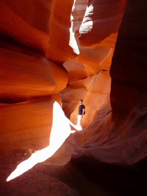 Hombre naturaleza arena rock