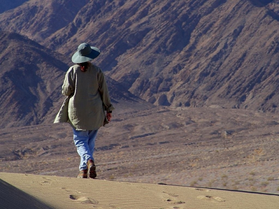 Lanskap pasir sedang berjalan gunung