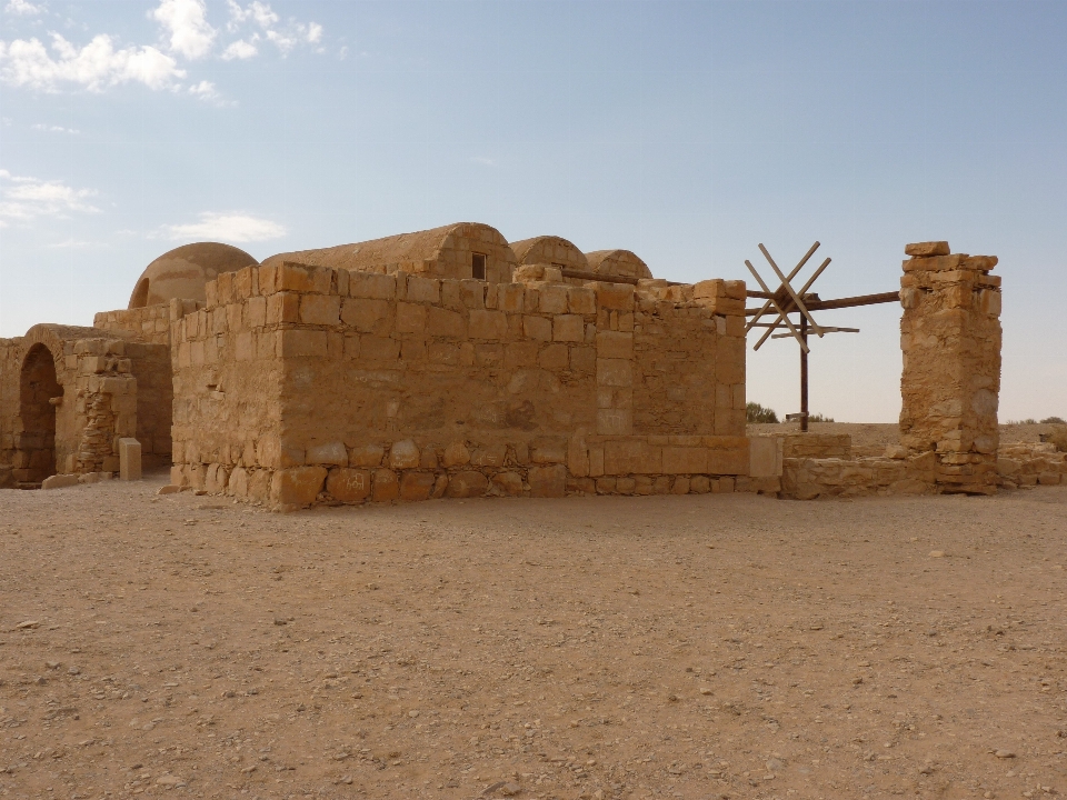 Arena desierto edificio muro