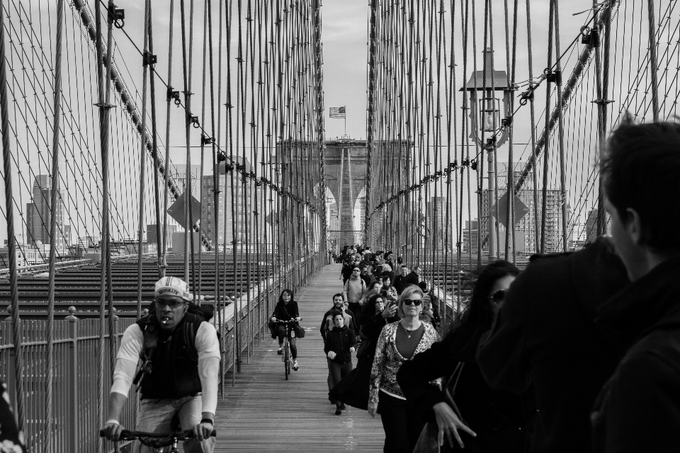 Preto e branco
 pessoas estrada ponte