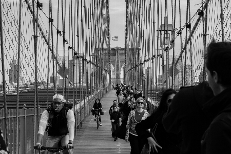 Foto Preto e branco
 pessoas estrada ponte