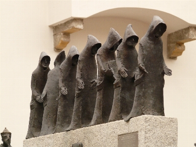 Foto Monumen patung logam biarawan