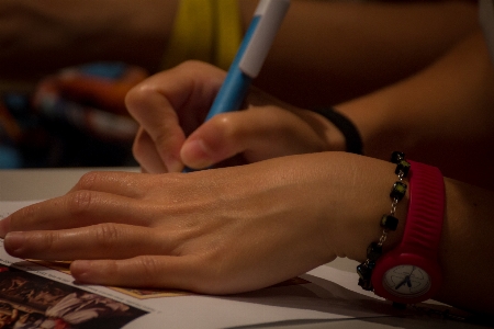 Foto Escribiendo mirar mano lápiz