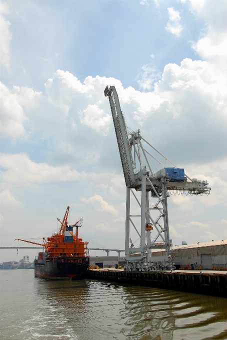 Laut pesisir air dock