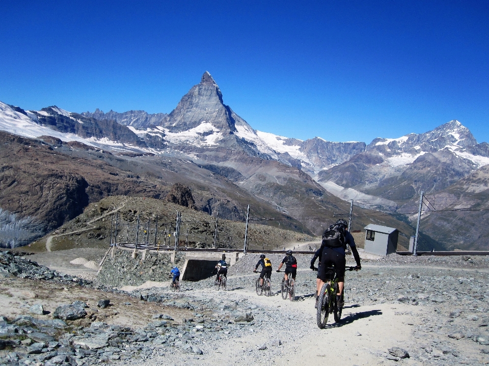 Alam sedang berjalan gunung salju