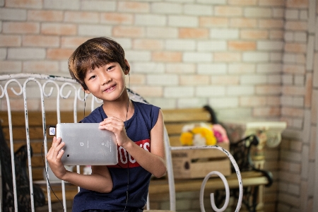 音楽 タブレット 座っている 子供 写真