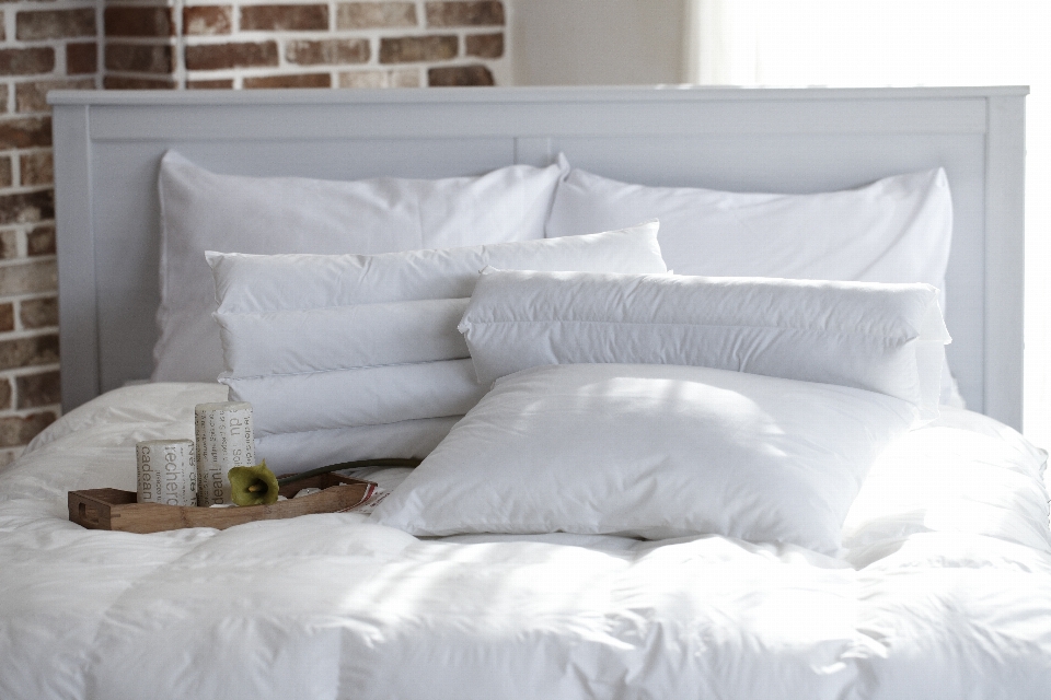 Mebel bantal kamar tidur bahan