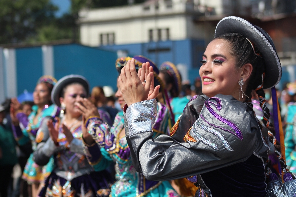 Pessoas cidade multidão dança