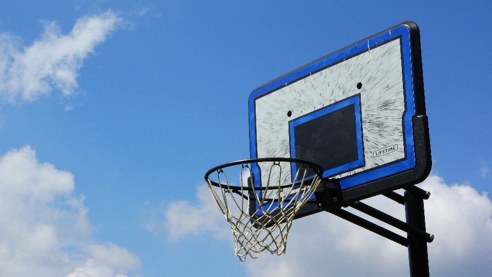 Cielo campo baloncesto azul