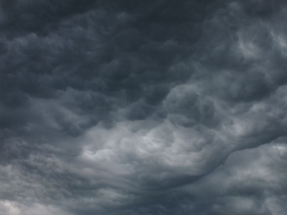 Awan hitam dan putih
 langit suasana