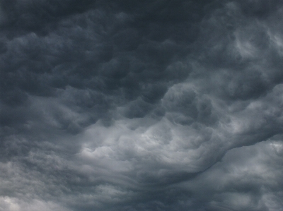 Foto Awan hitam dan putih
 langit suasana