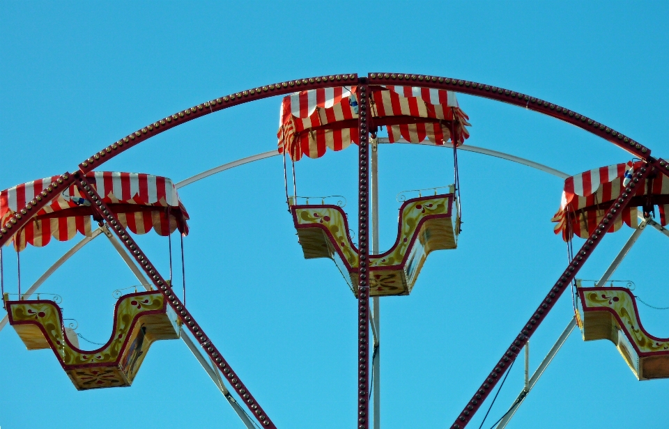 Recreación rueda de la fortuna
 parque atracciones
