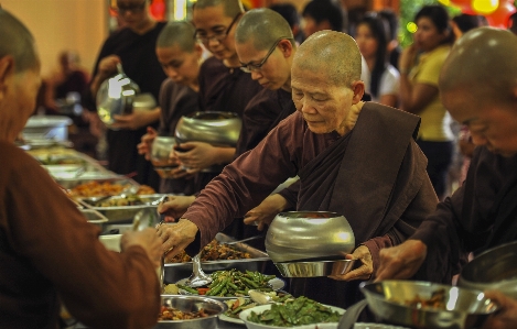 Foto Rakyat piring makanan buddhis