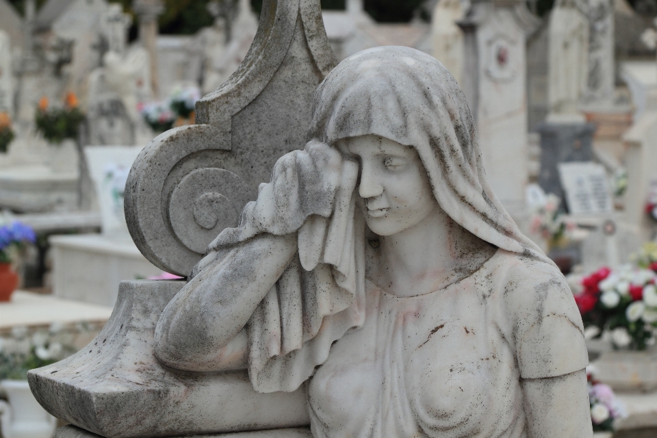 Monumen patung kuburan makam