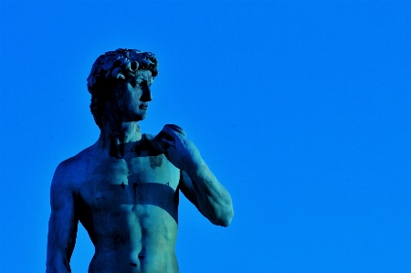 Foto Céu monumento embaixo da agua estátua