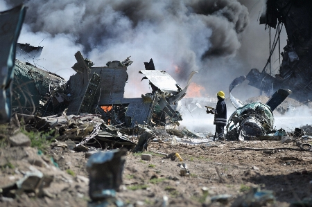 煙 軍隊 車両 火炎 写真