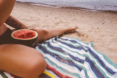 Foto Tangan pantai pasir gadis