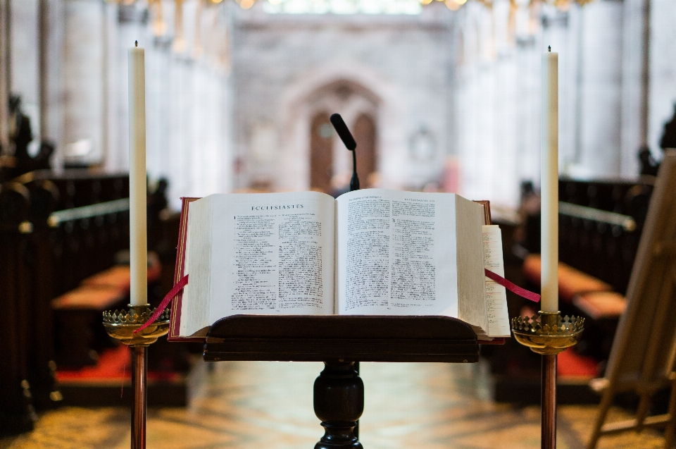 Tisch buch verwischen religion