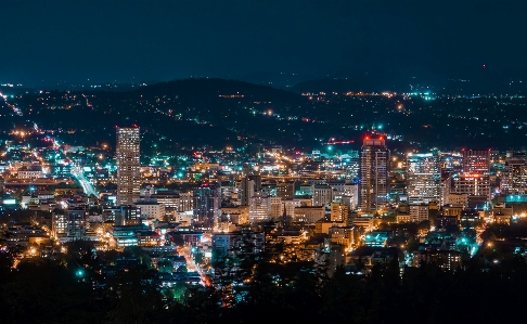 Foto Horizonte noche ciudad rascacielos