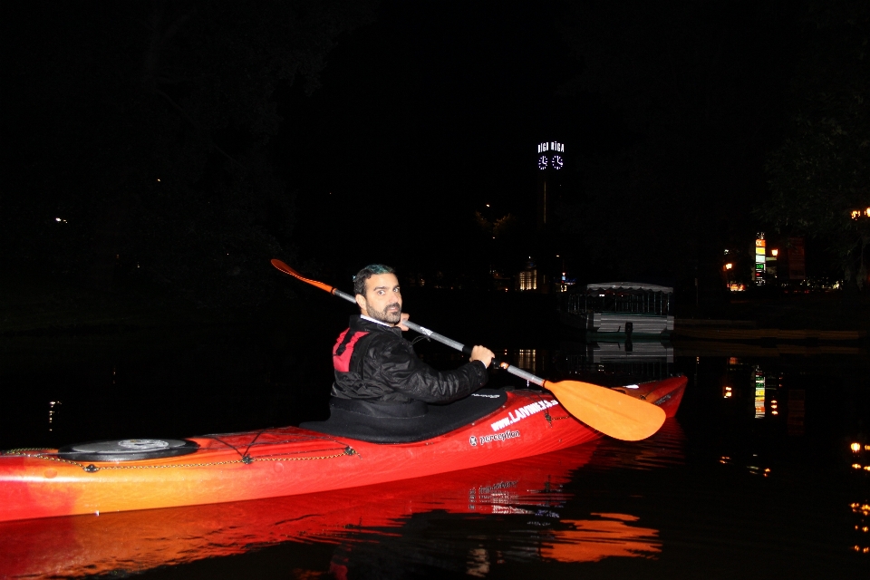 Boot nacht tunnel paddel