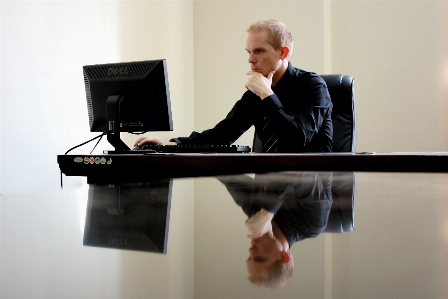 Schreibtisch computer arbeiten mann Foto